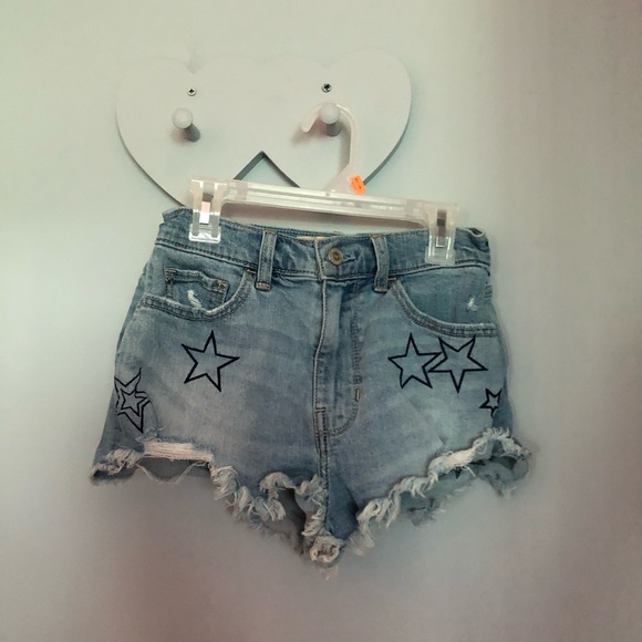 🚫 SOLD 🚫 High-Rise Star Embroidered Shorts - Picture 3 of 6